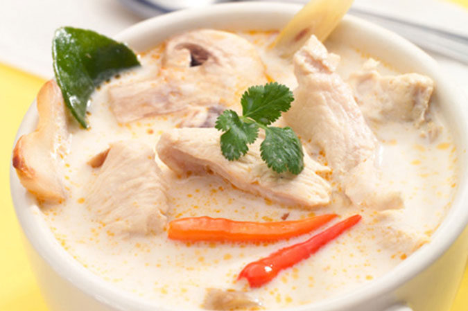 鶏肉のココナッツスープ｜天神橋 タイ料理 ジュノー