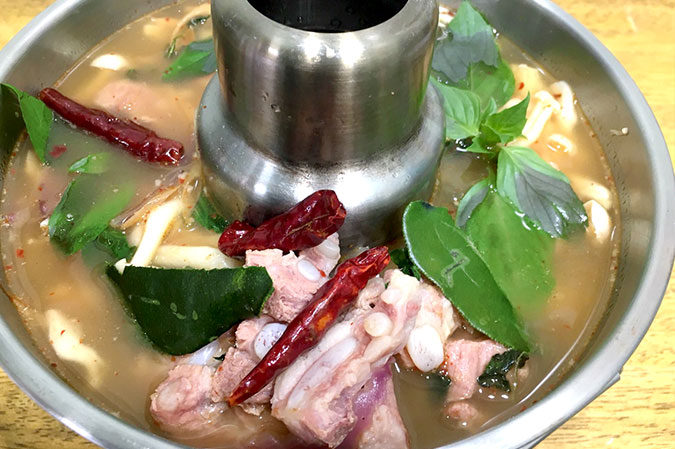 豚骨の辛酸スープ(大)｜天神橋 タイ料理 ジュノー