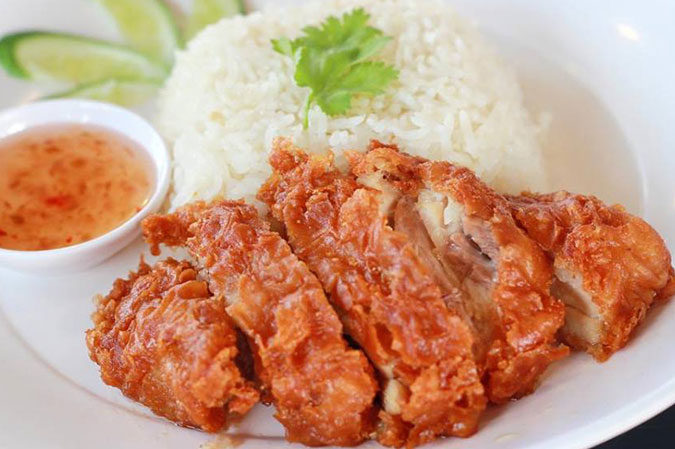 揚げ鶏とご飯｜天神橋 タイ料理 ジュノー