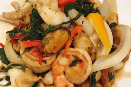 ผัดกระเพราทะเล｜パッガバオタレー｜バジル妙めシーフード｜Stir-fried spicy seafood and basil